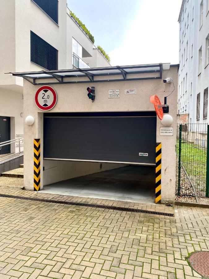 The Elite Suite Downtown A/C & Garage Parking Bratislava Exteriör bild